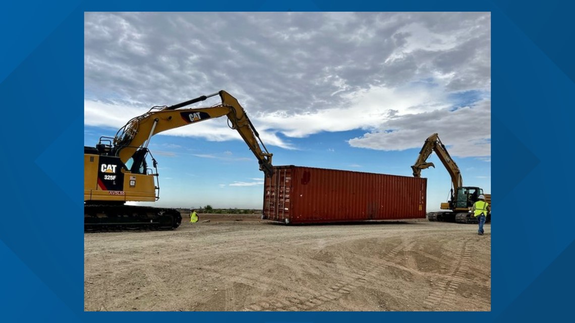 Dinding kontainer pengiriman menuju perbatasan Arizona dekat Yuma