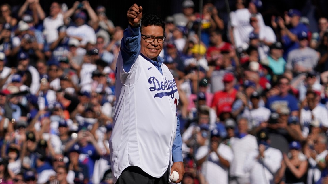 Fernando Valenzuela lanza la primera bola para el playball del