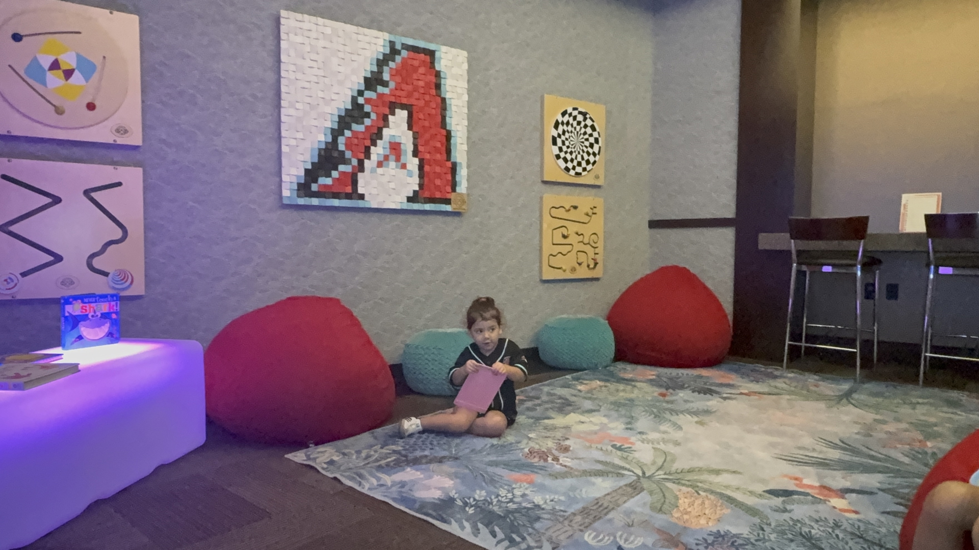 Las luces, el ruido, o la multitud pueden ser mucho para algunas personas y en el Chase Field hay una sala donde se puede descansar un momento.