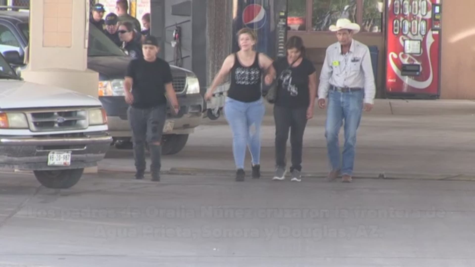 Los padres de Oralia Núñez llegaron a Phoenix con un persmiso especial, para recoger el cadáver de su hija y suplican al responsable que regrese a los dos niños de Núñez que se llevó.