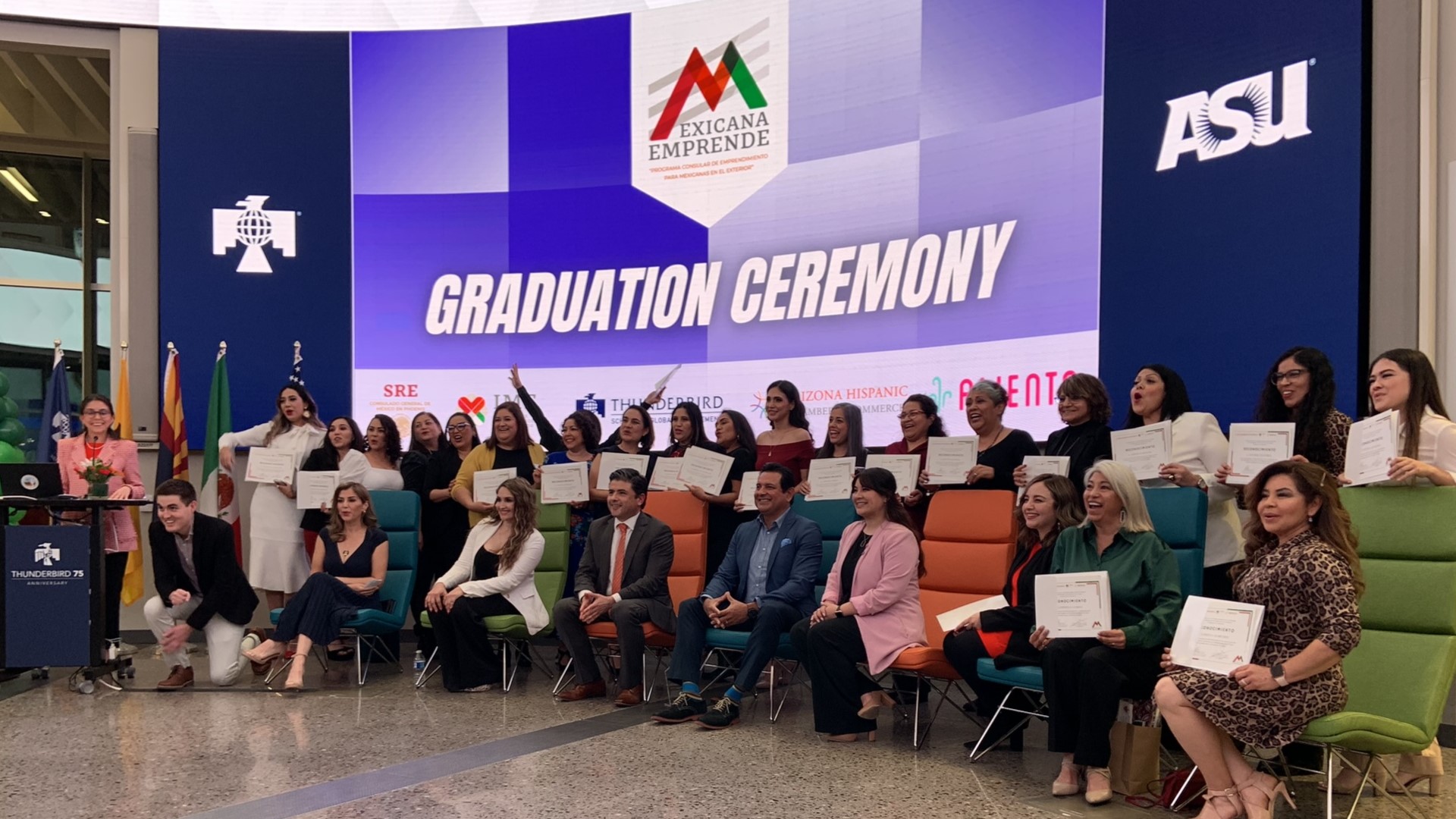 Más de 20 mujeres del valle se graduaron del programa de negocios del Consulado General de México en Phoenix y Thurderbird School of Global Management.