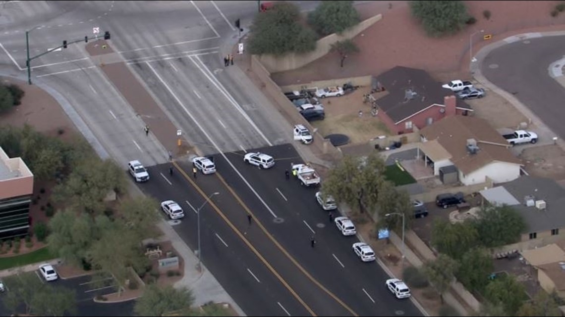 Pengemudi menabrak dinding di Phoenix setelah ditembak, kata polisi