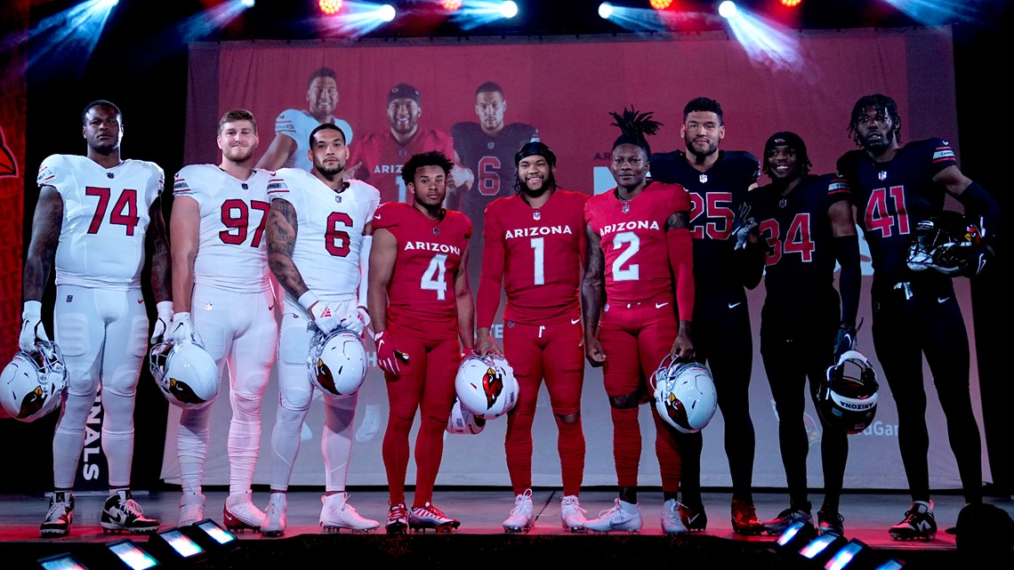 Los Arizona Cardinals mempersembahkan seragam baru mereka untuk musim NFL 2023