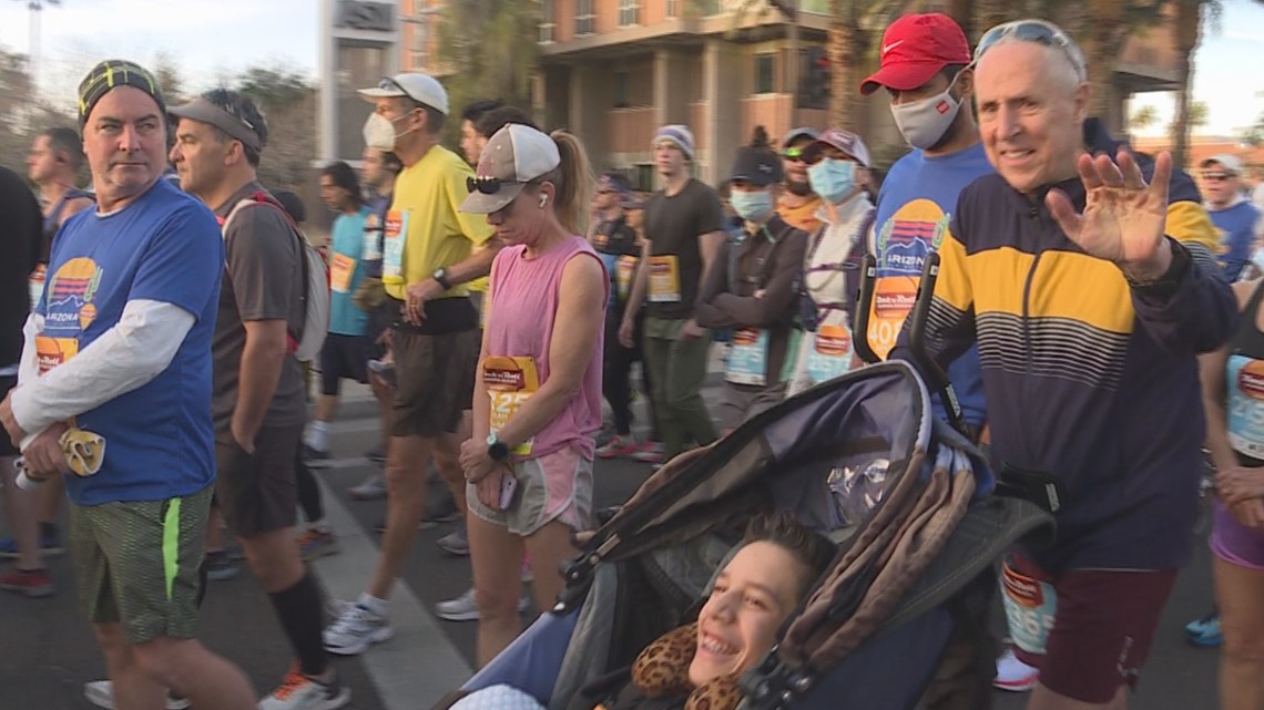 Pria menyelesaikan Rock ‘n’ Roll Arizona Marathon dengan remaja