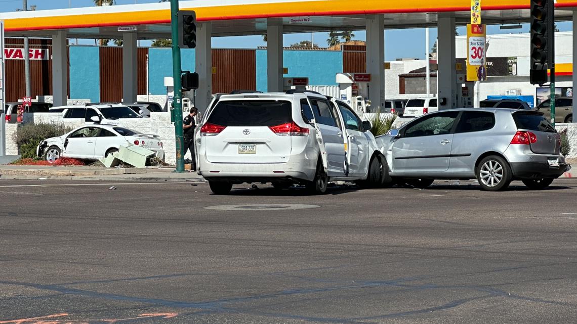 2 adults, 4 kids injured in 3-vehicle crash in north Phoenix