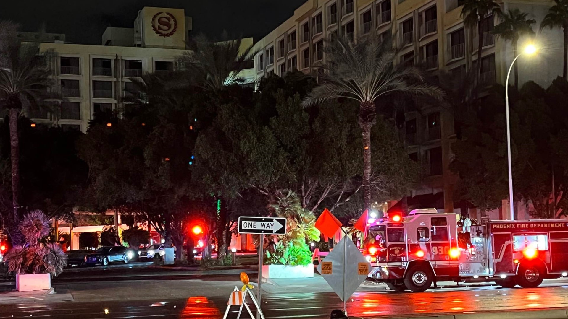 100 guests displaced after fire breaks out at Phoenix hotel | 12news.com