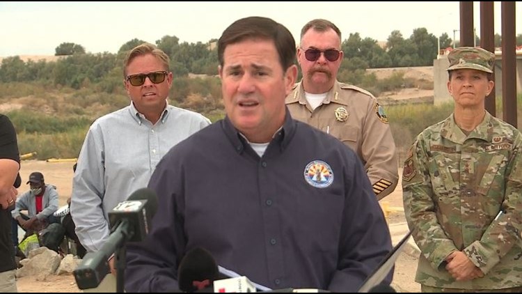 Ducey resume plan para abordar la crisis fronteriza que se intensifica en Yuma