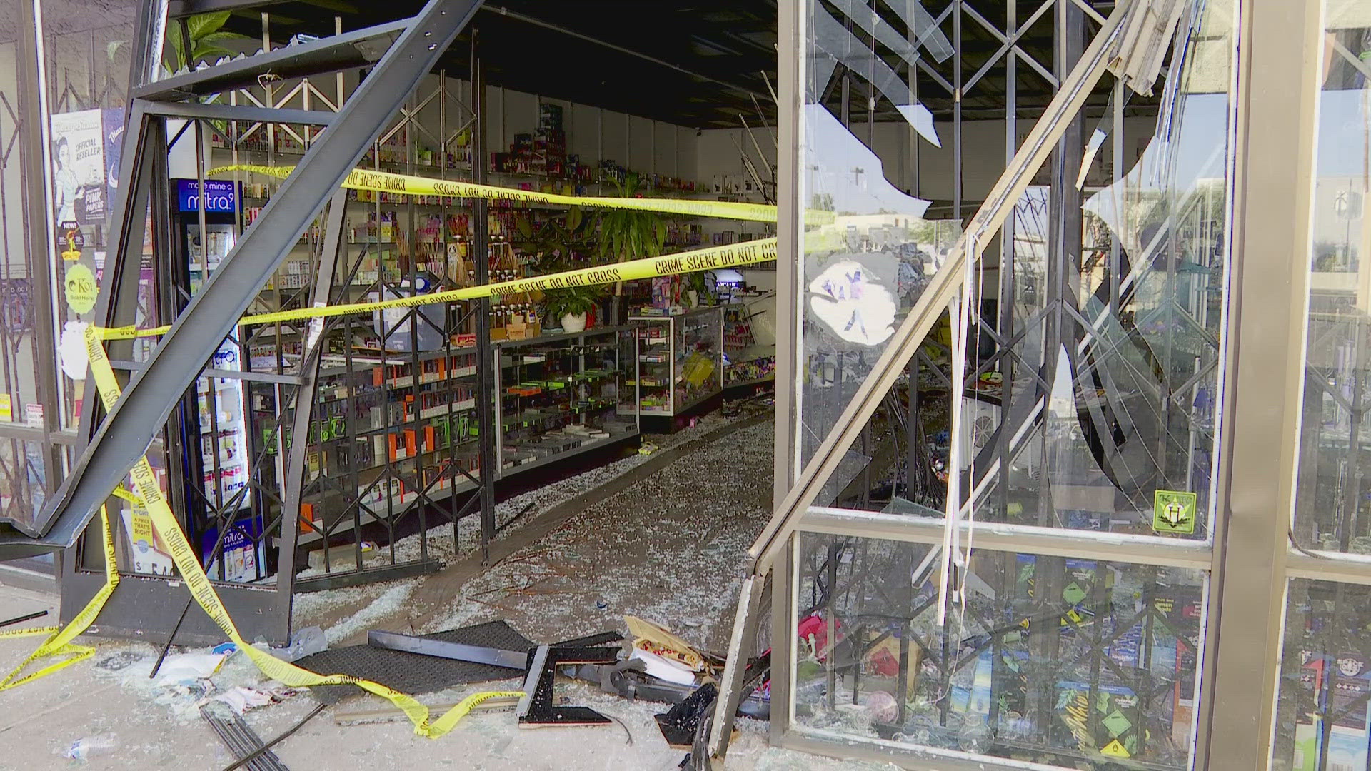 Tempe police are looking for two suspects allegedly involved in a violent smash-and-grab robbery. 