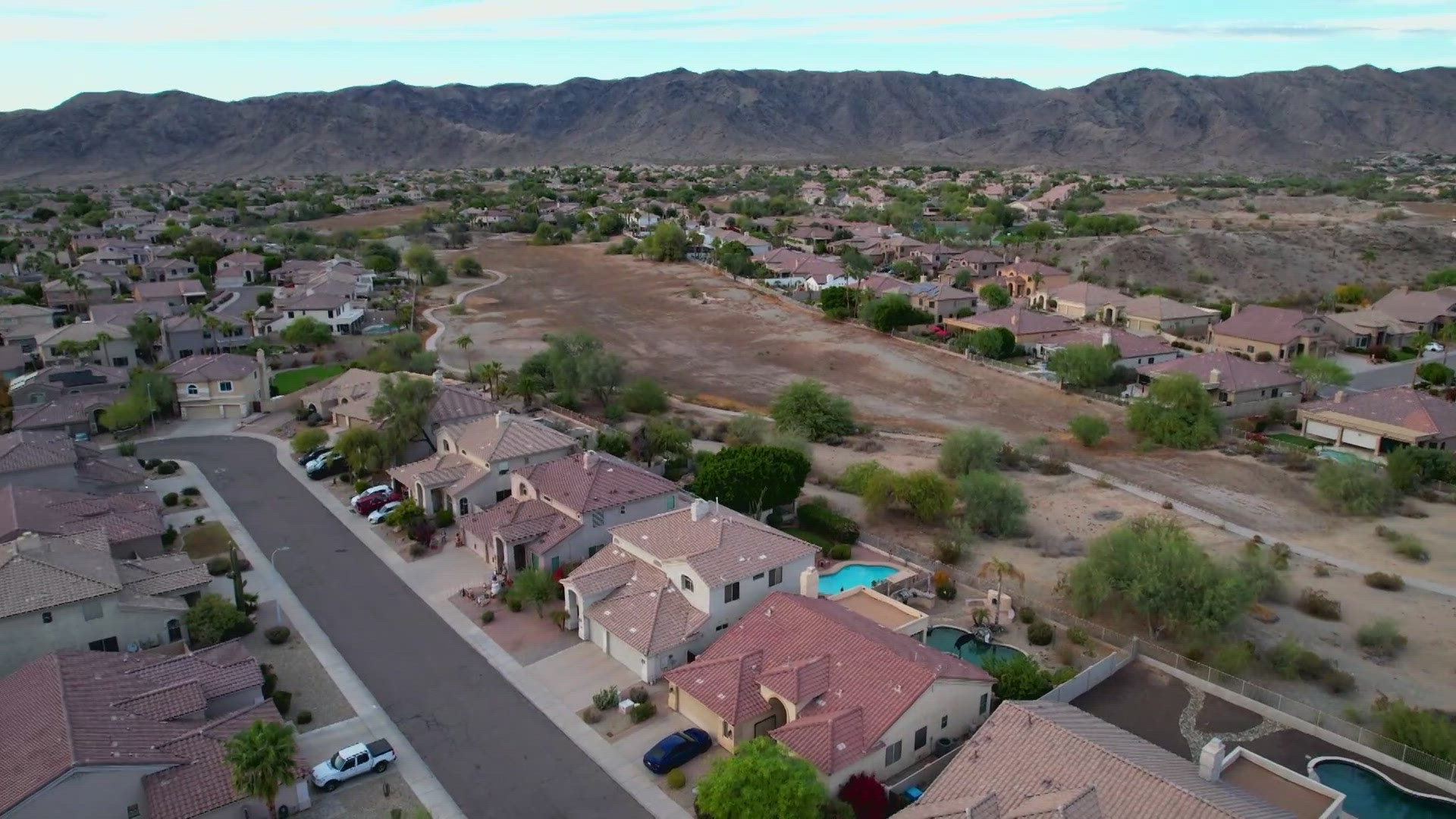 More Arizona homeowners are struggling to find coverage as some insurance providers pull out of wildfire-prone areas around the state and in the Valley. 