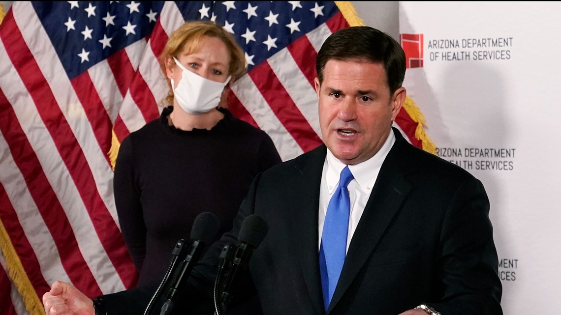 Gubernur Doug Ducey tidak akan berhenti menggunakan uang COVID untuk hibah anti-masker