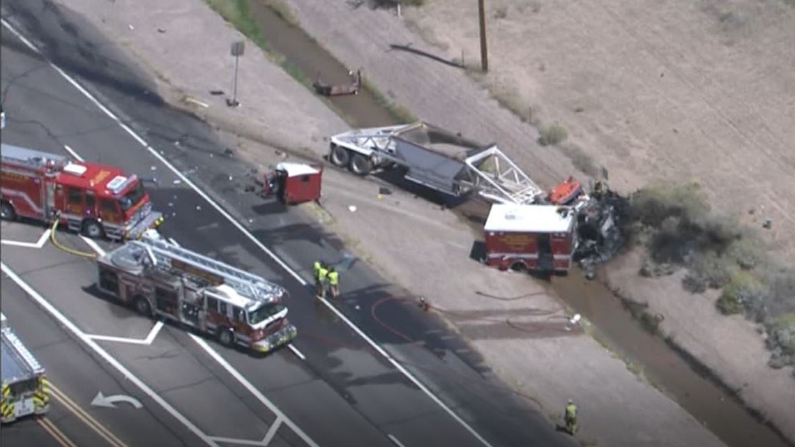 Kecelakaan fatal yang melibatkan ambulans menutup State Route 87 di Mesa