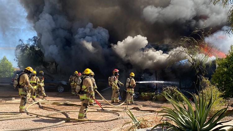 Un hombre fue llevado al hospital después de tratar de rescatar a su mascota en una casa en llamas, según bomberos de Phoenix