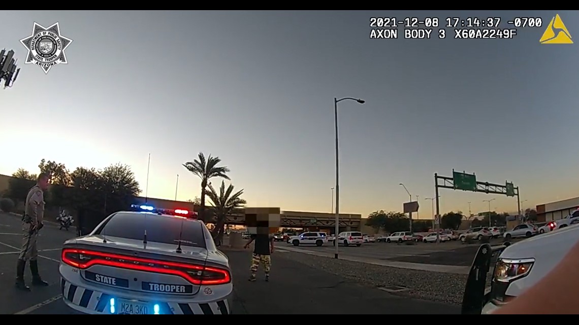 Polisi menangkap pria yang menghunus pisau ke arah mereka di Phoenix