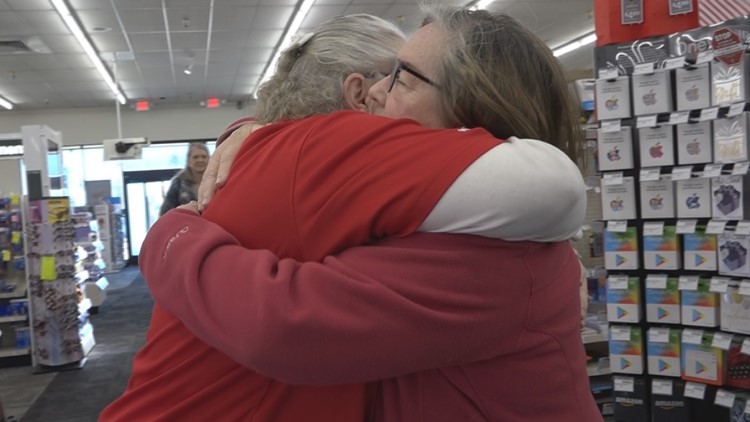 Una pareja de Scottsdale le da las gracias a una empleada de CVS por salvarlos de un estafador