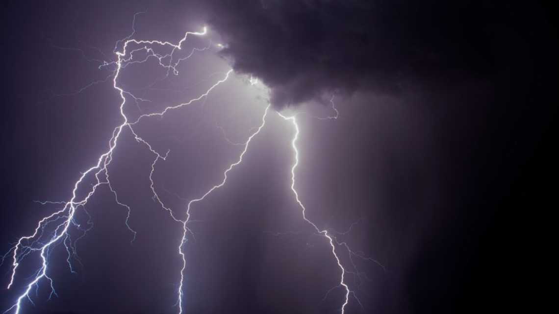 Ribuan kilatan petir menghantam Arizona selama badai monsun