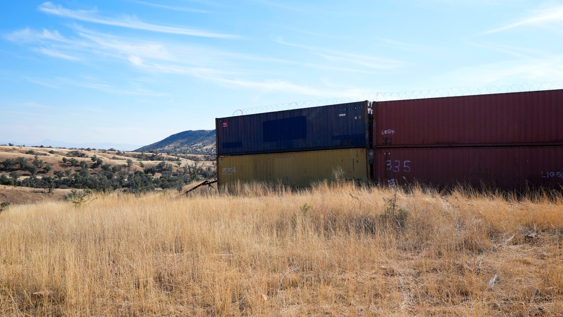 Ducey setuju untuk memindahkan beberapa kontainer pengiriman dari perbatasan