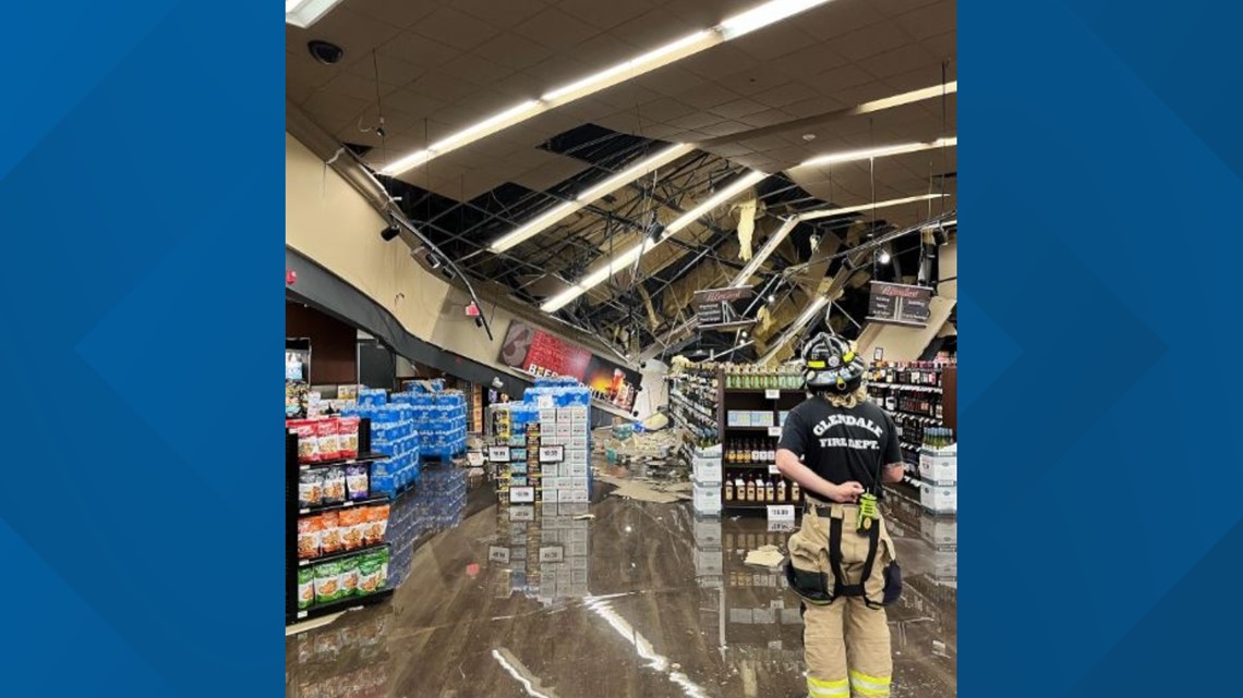 Atap sebagian runtuh di toko kelontong Peoria