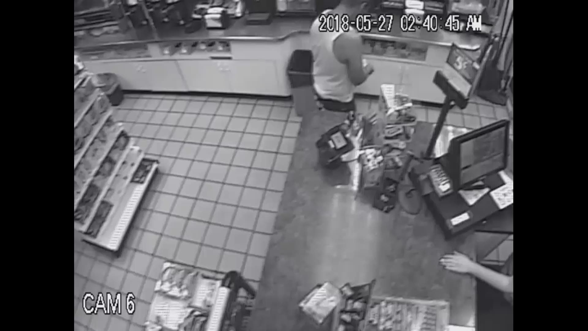 Suspect of robbery changes his shirt to go into the store for a second time and rob.