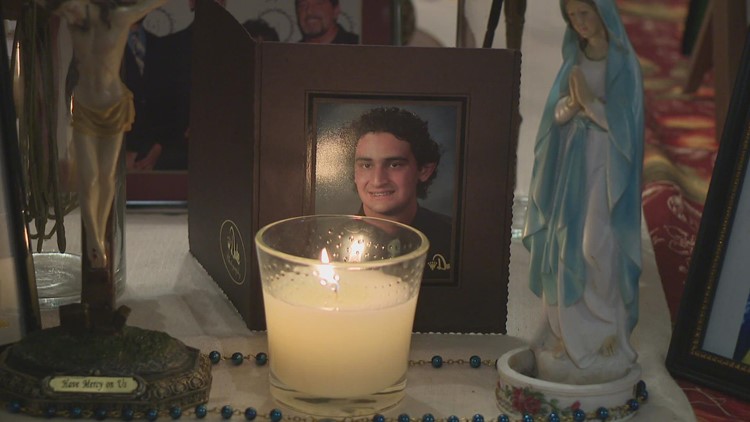 'La comunidad lo extrañará': Amigos y familiares se reunieron para honrar la vida de un maestro y entrenador que fue asesinado en Phoenix