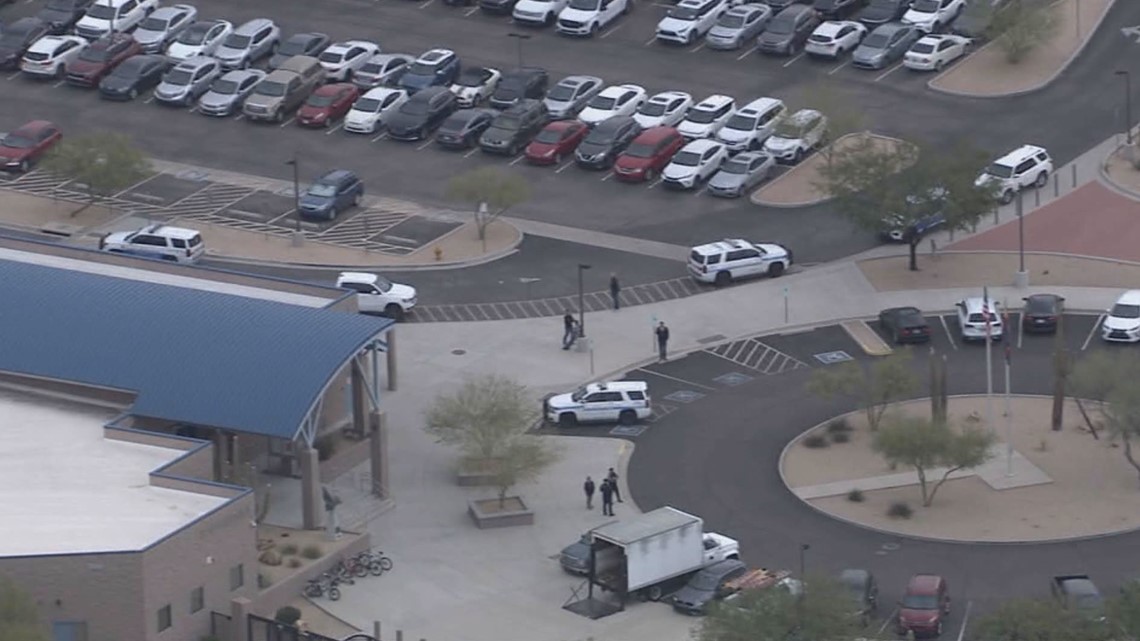 Penguncian dicabut di sekolah-sekolah Scottsdale setelah pencarian tersangka