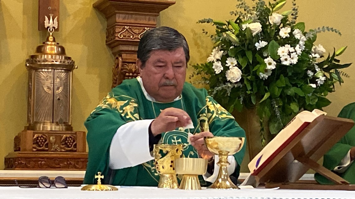 El Padre Mario García se retira después de 45 años de sacerdocio