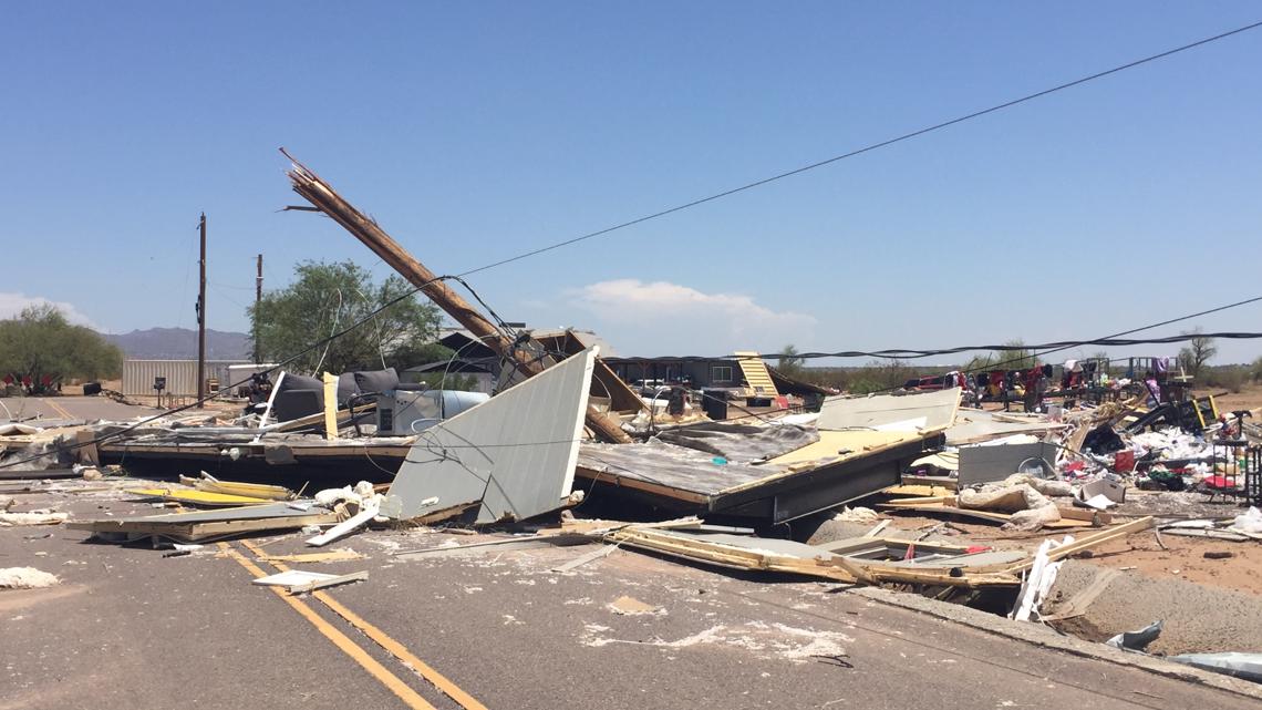 Wanita diselamatkan setelah musim hujan Arizona menghancurkan rumah