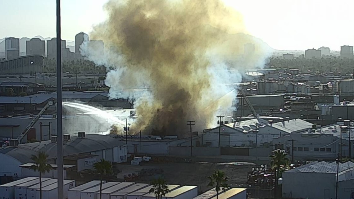 Pabrik daur ulang di Phoenix tengah terbakar