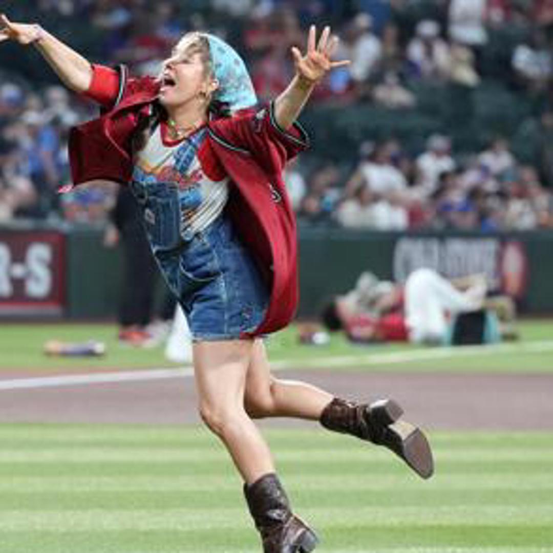 'White Lotus' star throws out first pitch at Diamondbacks game | 12news.com