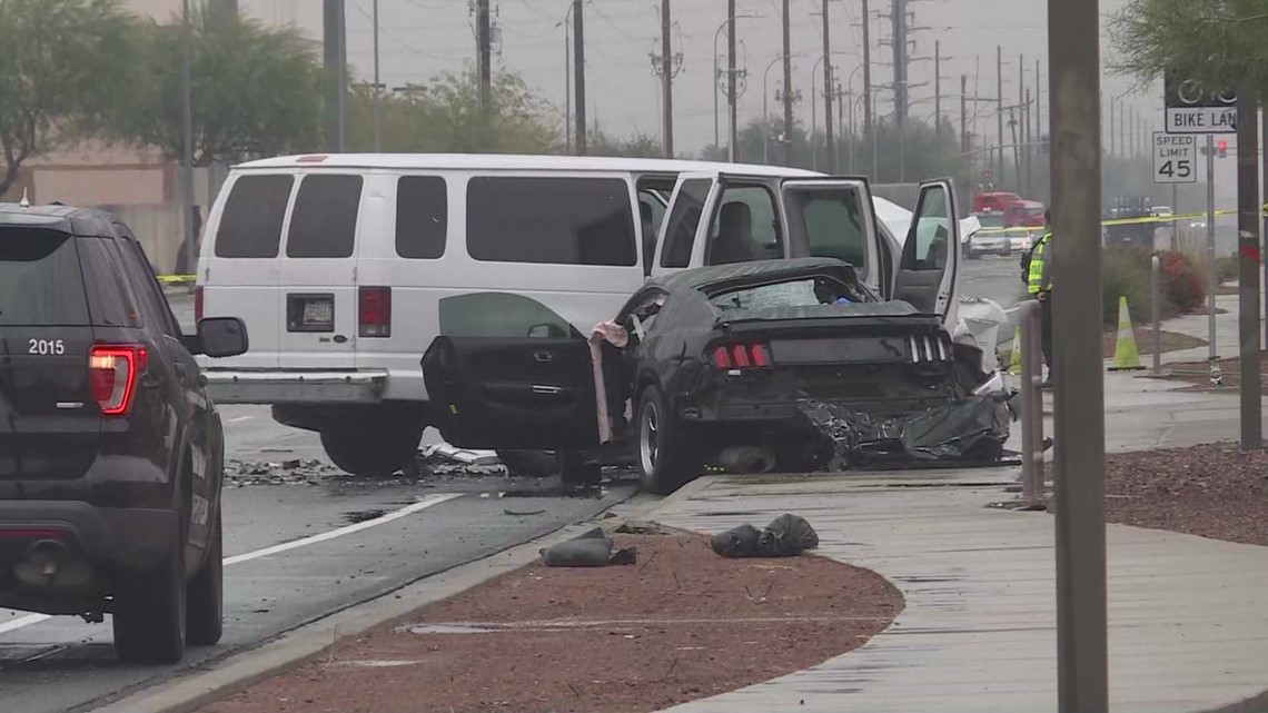 4 children, 2 adults hospitalized after crash in Avondale