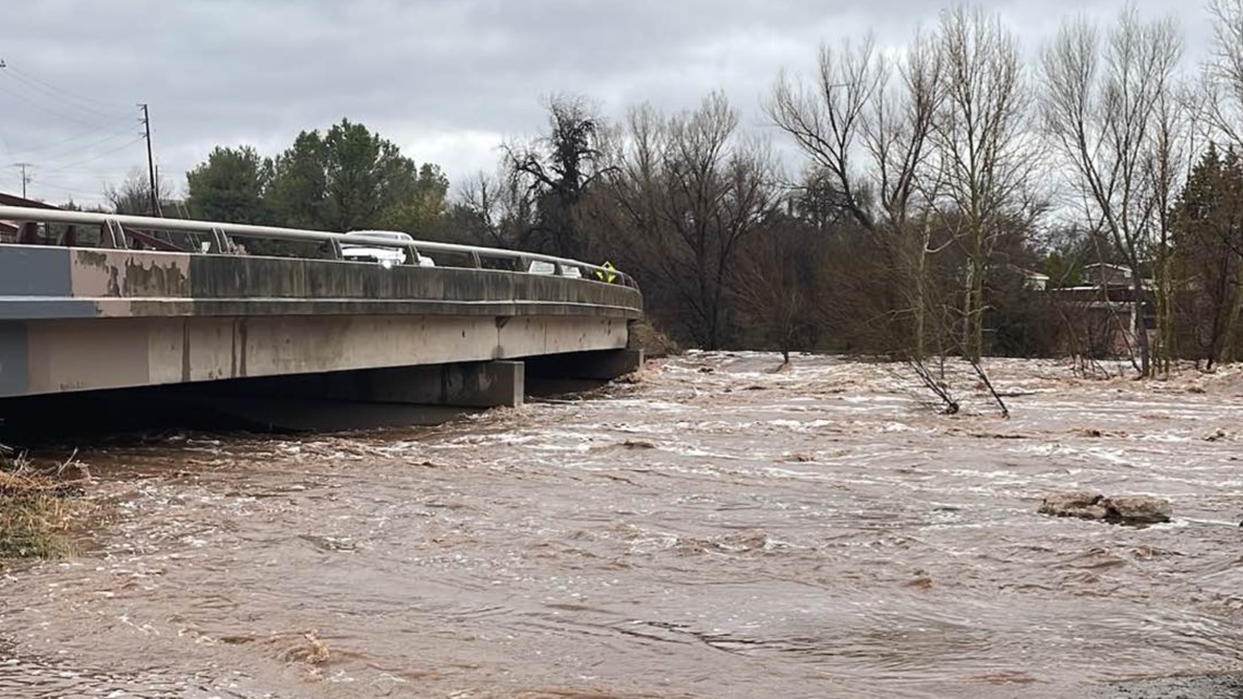 Penduduk di dekat Wet Beaver Creek harus mengungsi karena banjir