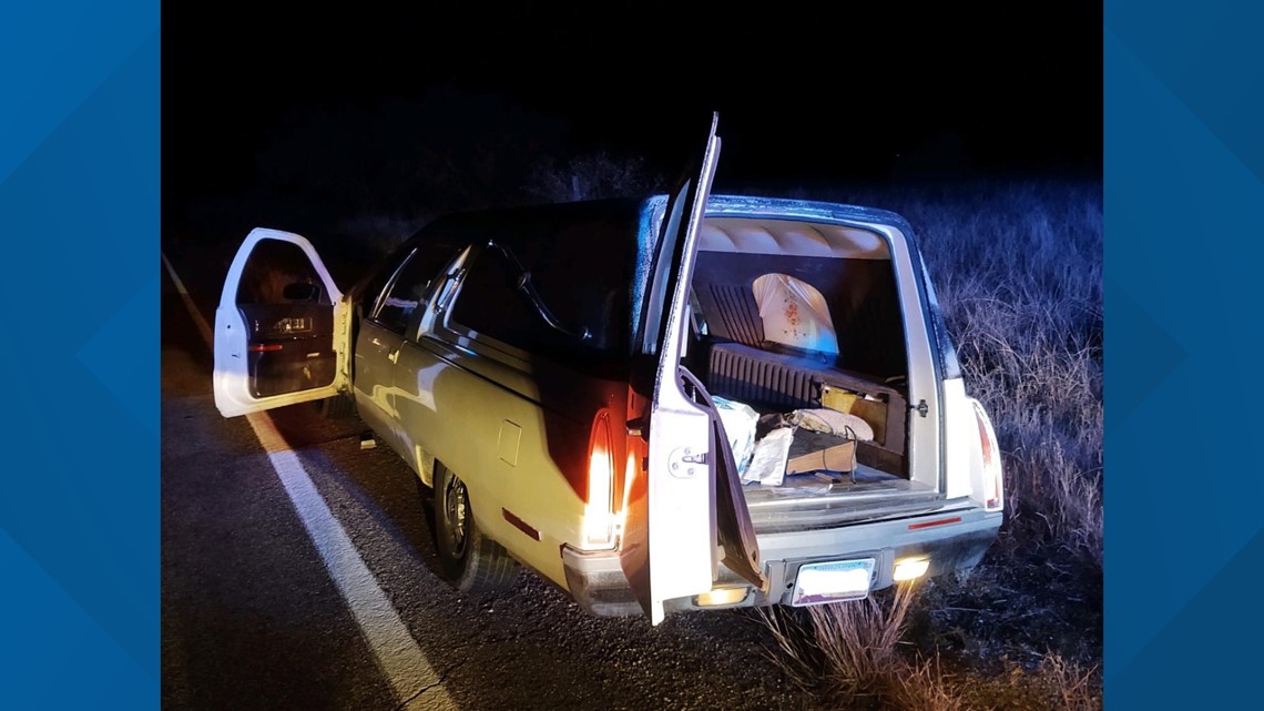 Agen Patroli Perbatasan menahan mobil jenazah yang membawa beberapa orang di Arizona