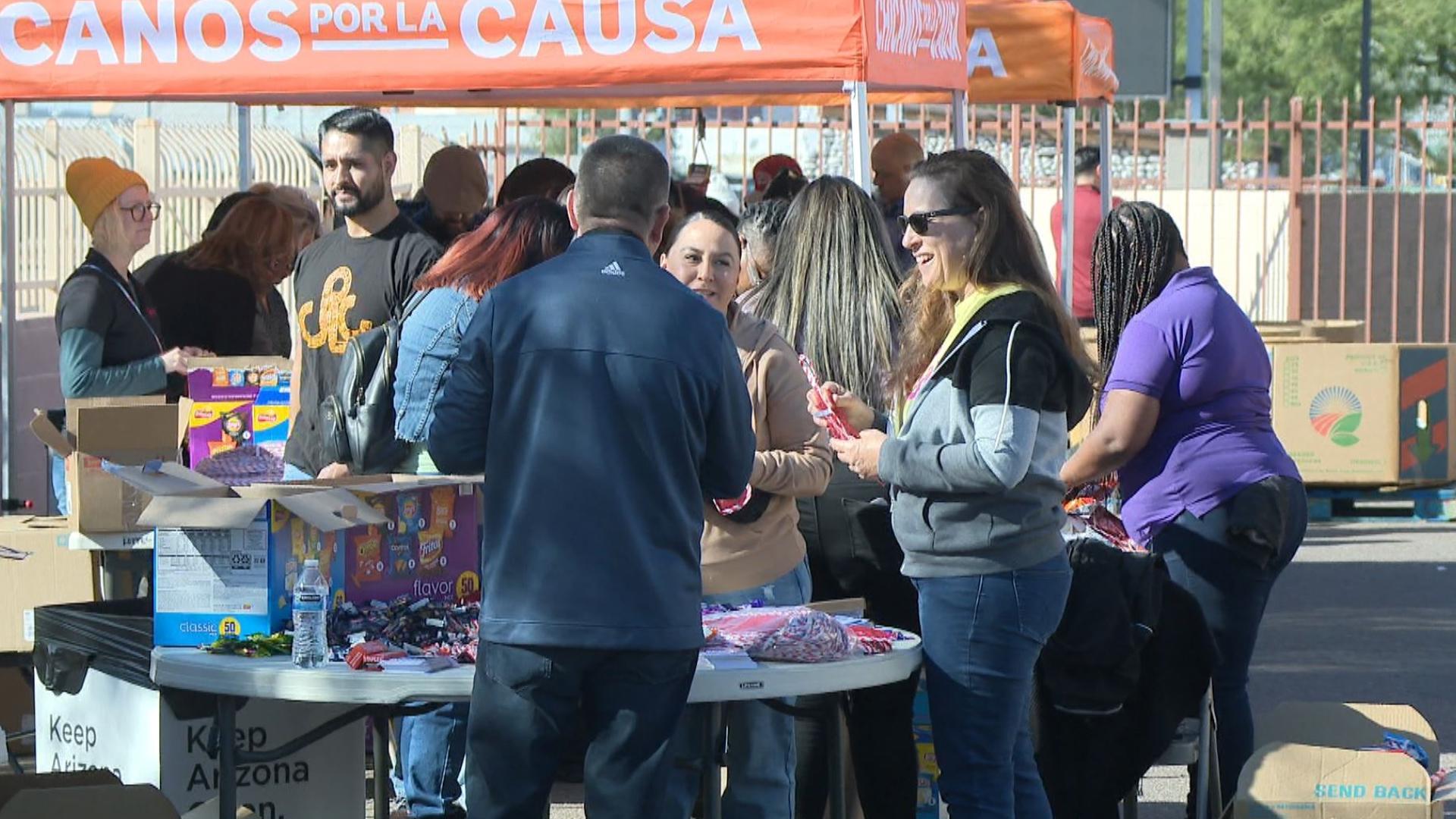 Chicanos Por La Causa empieza a preparar botas de dulces para regalar en su evento Ángeles del Barrio.