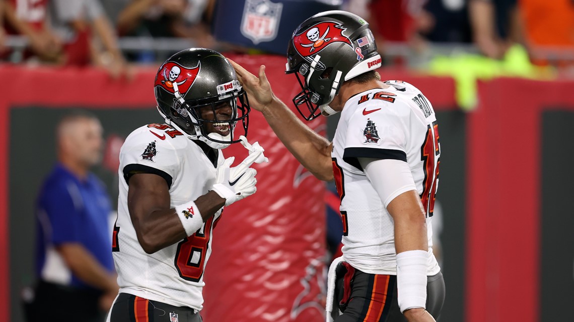 Tom Brady throws for 379 yards and 4 TDs as Bucs beat Cowboys