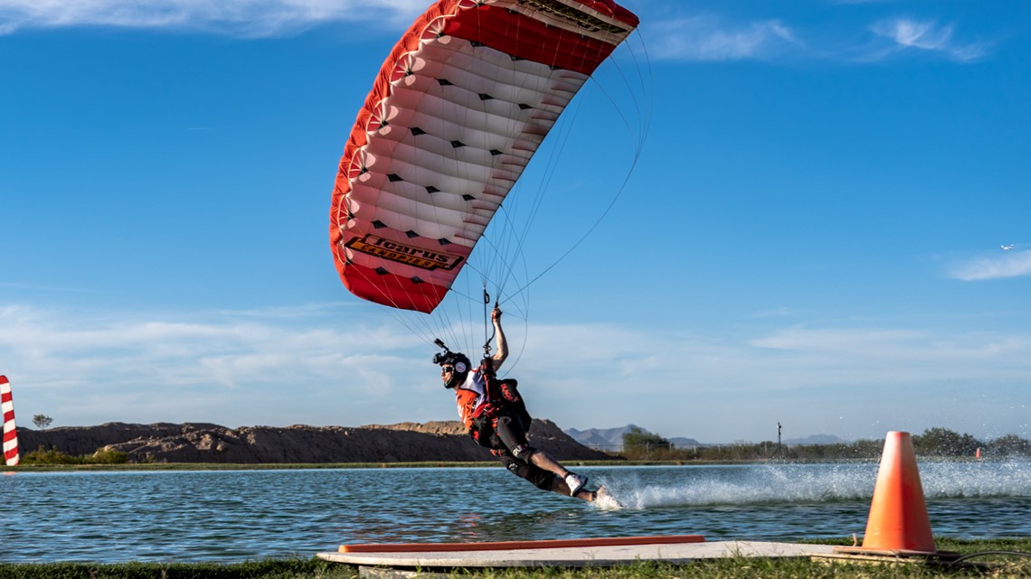 Skydiver menawarkan saran tentang cara mengambil lompatan untuk menemukan kesuksesan