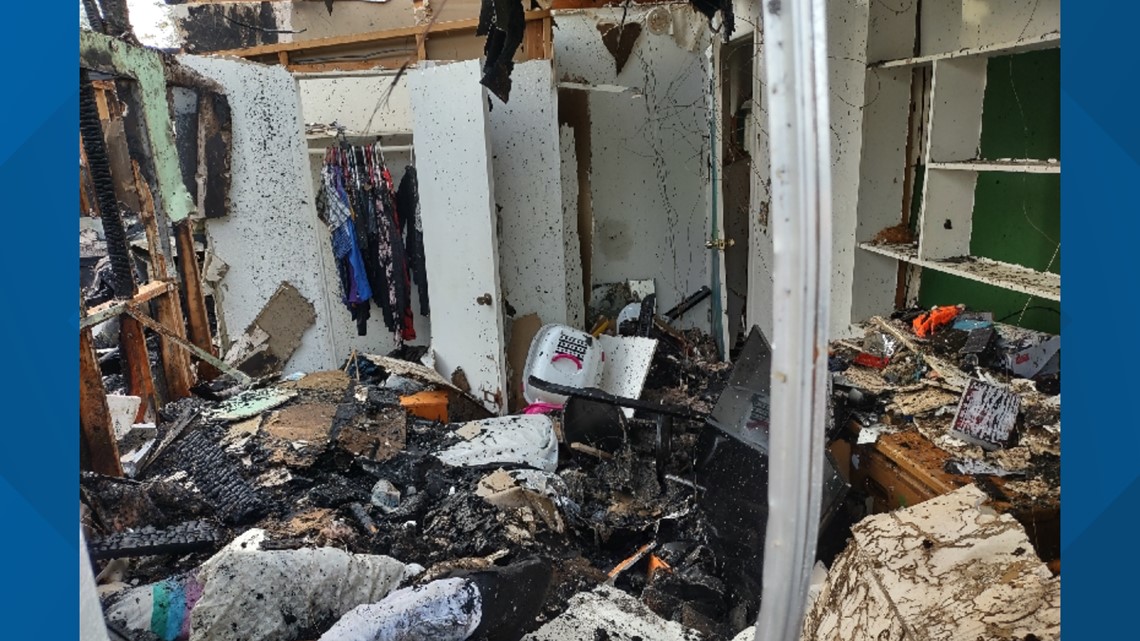 Sebuah keluarga Mesa kehilangan segalanya setelah rumah mereka terbakar hanya beberapa hari sebelum Natal