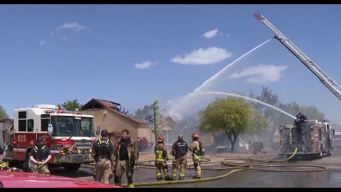 Petugas pemadam kebakaran yang terjebak dengan selamat lolos dari kebakaran rumah Phoenix