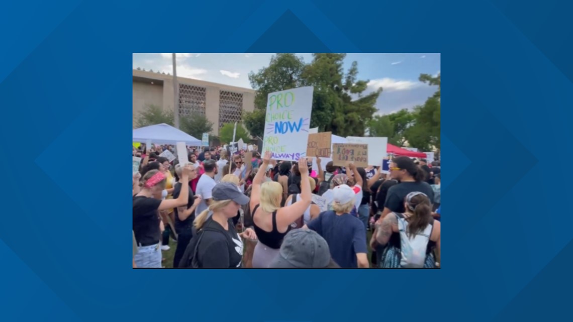 Orang-orang berkumpul di Arizona State Capitol setelah Roe v. Wade berkuasa