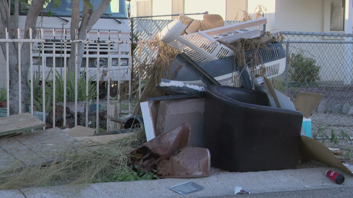 Jalan-jalan lingkungan Phoenix dipenuhi sampah massal