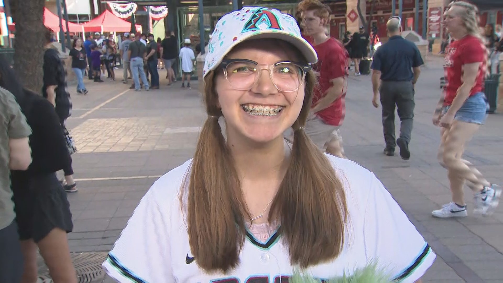 D-backs fan, Hannah, offered to read the starting lineup for the Arizona Diamondbacks ahead of Game 3 against L.A.