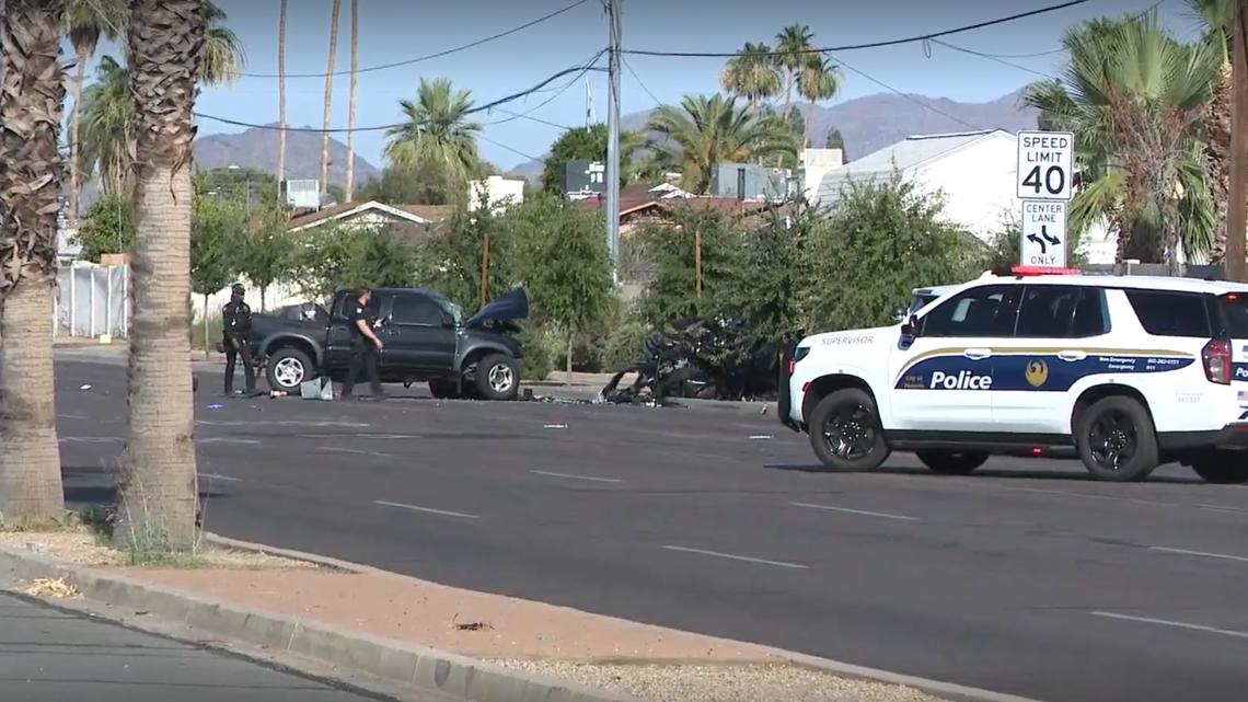 2 people injured in Phoenix crash, lanes closed on Peoria Avenue
