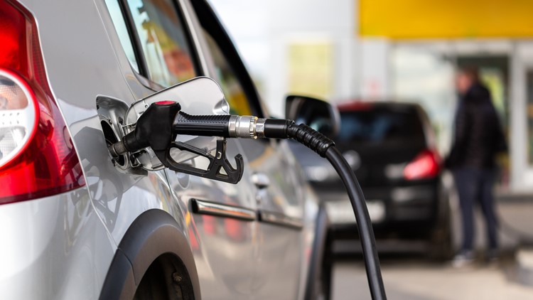 Buenas noticias para los conductores, los precios de la gasolina siguen cayendo