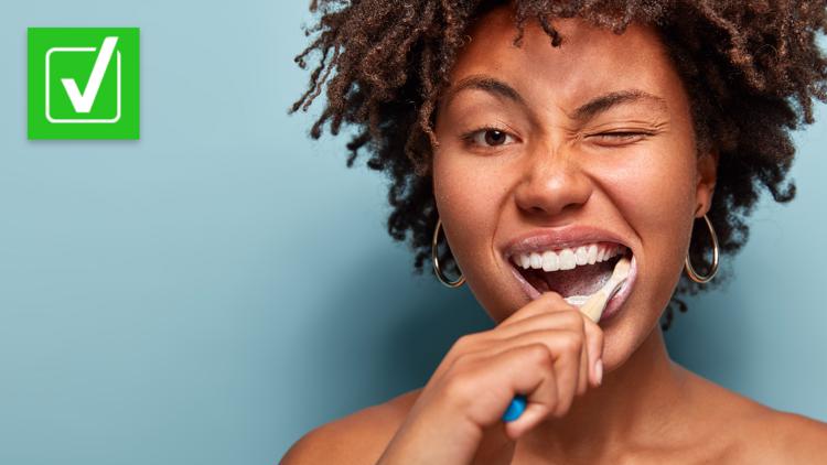 Sí, debe esperar 30 minutos antes de cepillarse los dientes después de consumir comidas o bebidas ácidas