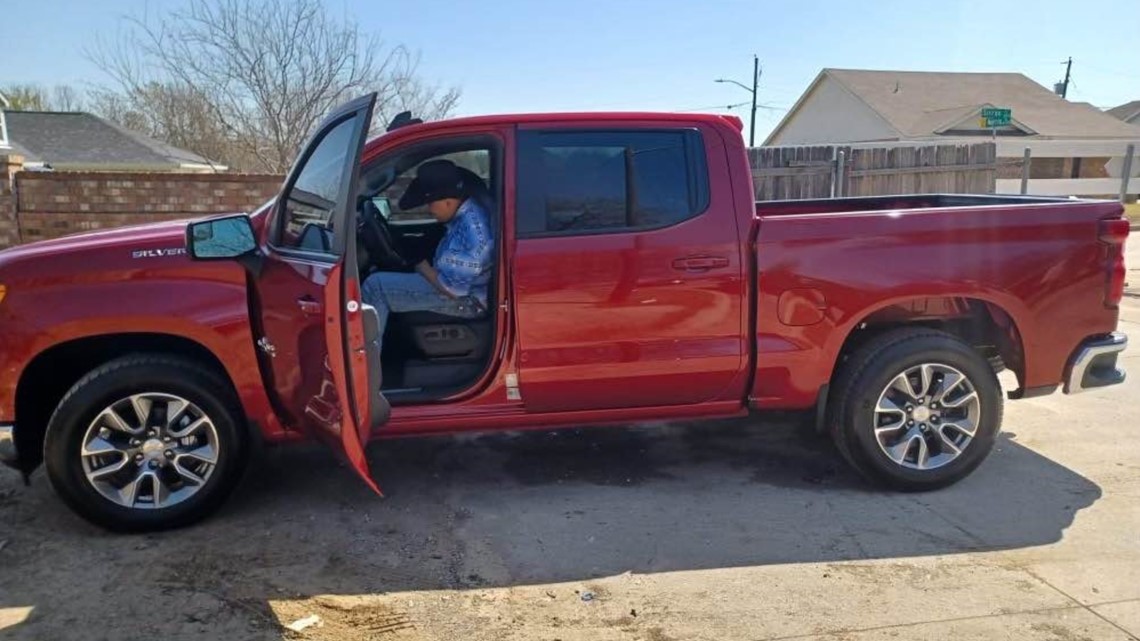 Remaja Texas menerima truk Chevy baru setelah terbalik dalam tornado
