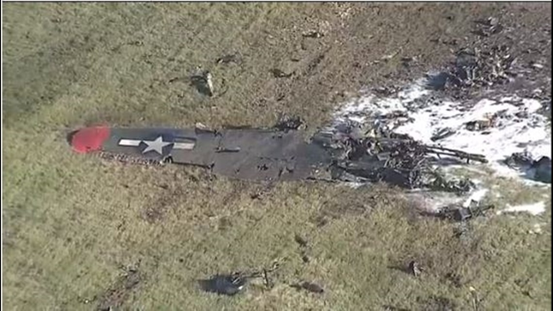 Video: Dua pesawat jatuh di pertunjukan udara Dallas