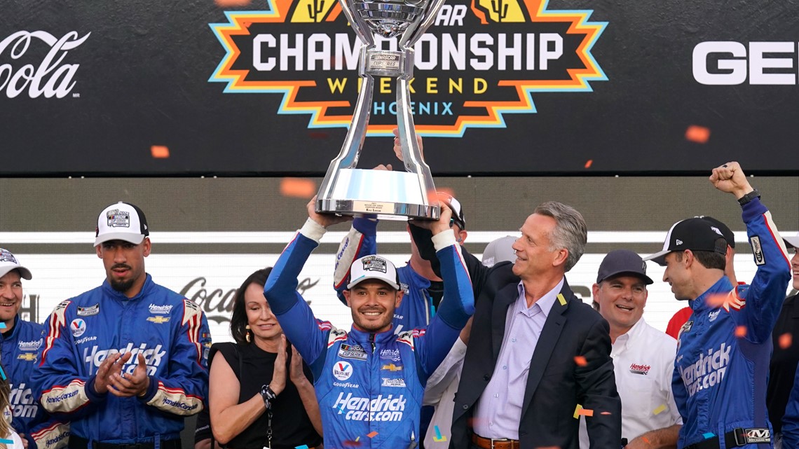 Larson mengakhiri musim comeback dengan gelar NASCAR pertama