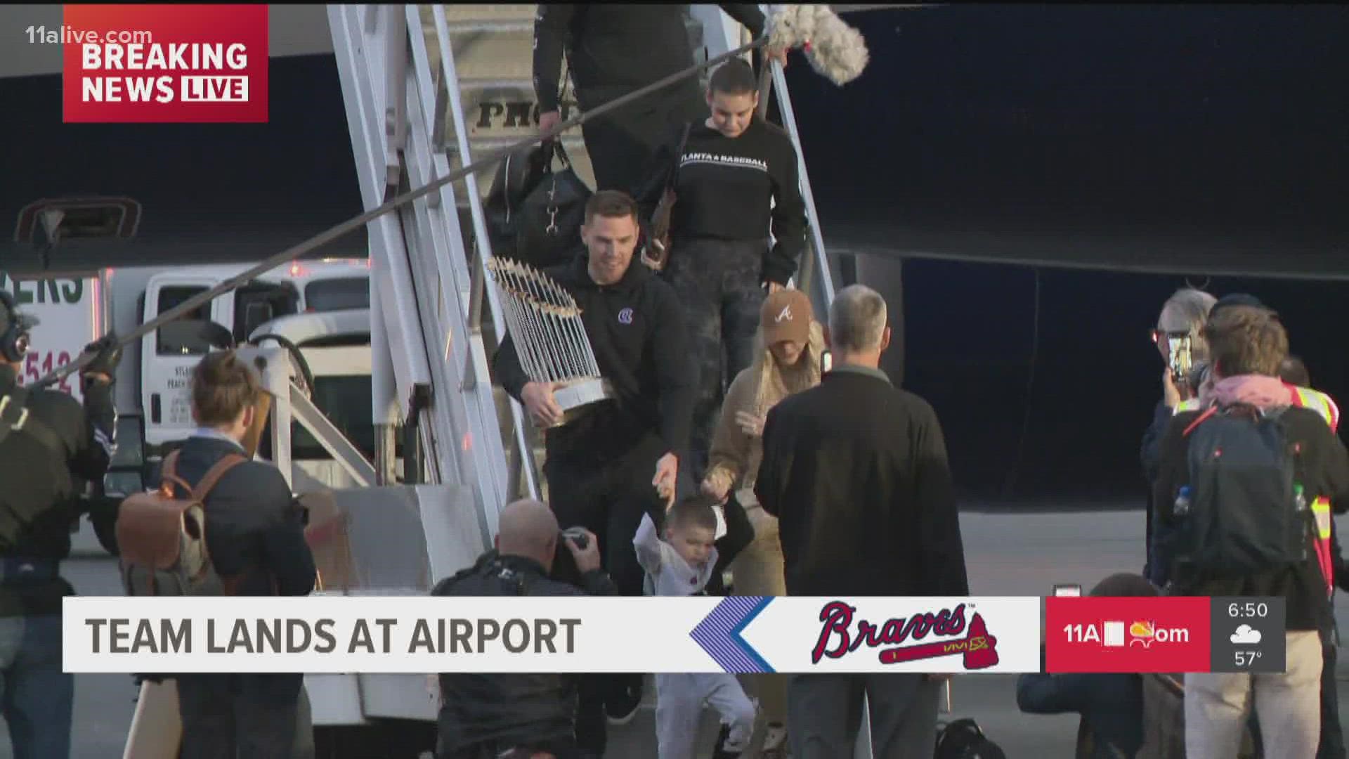 Braves players like Freddie freeman and Jorge Soler arrive in Atlanta with their families.